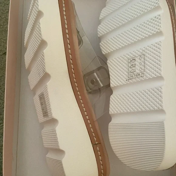 Chinese Laundry Surfs Up Clear Sandals - Picture 4 of 5